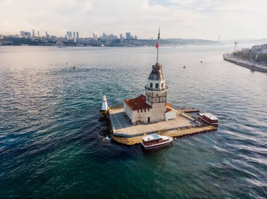 Kız Kulesi Üsküdar Istanbul'da hava dron görünümünü / Kiz Kulesi. Tarihi bina.