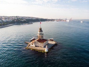 Kız Kulesi Üsküdar Istanbul'da hava dron görünümünü / Kiz Kulesi. Tarihi bina.