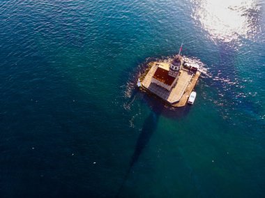 Kız Kulesi Üsküdar Istanbul'da hava dron görünümünü / Kiz Kulesi. Tarihi bina.