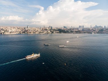 Istanbul Boğazı feribot teknelerle hava dron görünümü. Cityscape.