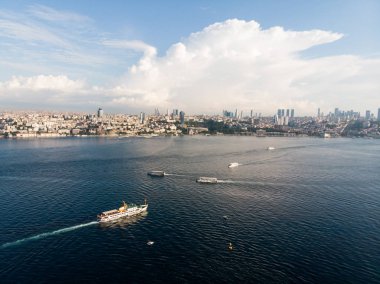 Istanbul Boğazı feribot teknelerle hava dron görünümü. Cityscape.