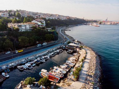 Istanbul üsküdar sahil tekne ile hava dron görünümünü Koyu'nda demirledi. Cityscape