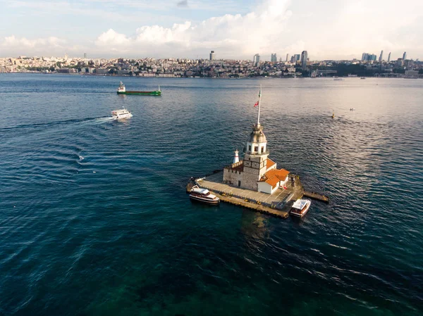 Kız Kulesi Üsküdar Istanbul'da hava dron görünümünü / Kiz Kulesi. Tarihi bina.