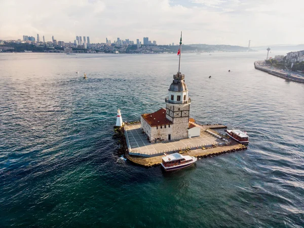 Kız Kulesi Üsküdar Istanbul'da hava dron görünümünü / Kiz Kulesi. Tarihi bina.