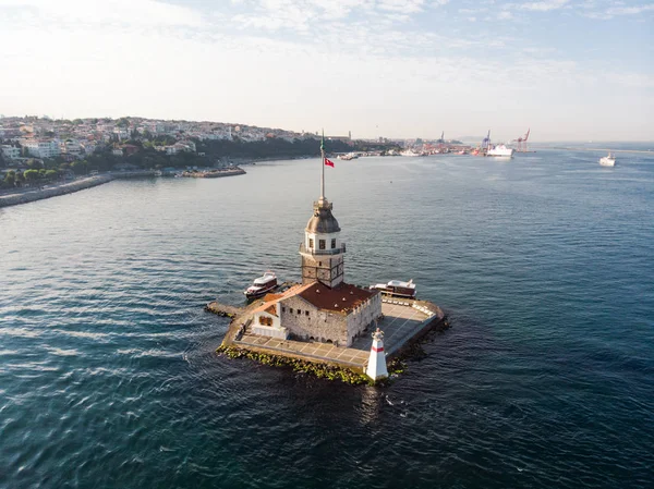 Kız Kulesi Üsküdar Istanbul'da hava dron görünümünü / Kiz Kulesi. Tarihi bina.