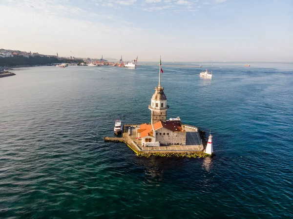 Kız Kulesi Üsküdar Istanbul'da hava dron görünümünü / Kiz Kulesi. Tarihi bina.