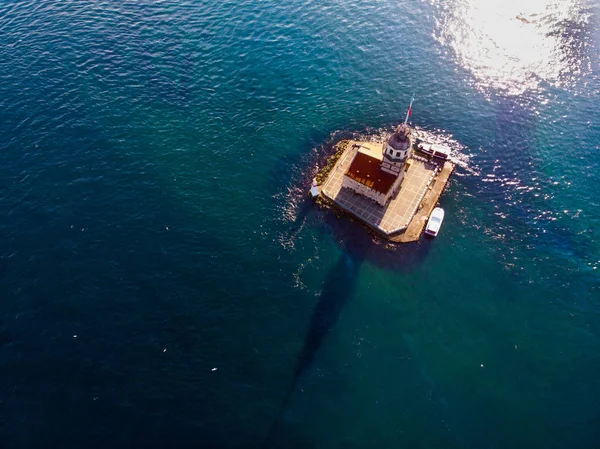 Kız Kulesi Üsküdar Istanbul'da hava dron görünümünü / Kiz Kulesi. Tarihi bina.
