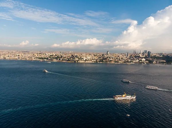 Istanbul Boğazı feribot teknelerle hava dron görünümü. Cityscape.