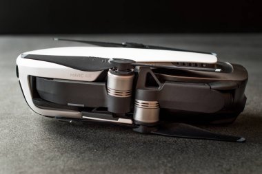 Istanbul, Türkiye - 3 Temmuz 2018: Bir 3-eksenli gimbal ile DJI indeks işlem Mavic hava - kompakt Drone ile 12 Mp 4k Hdr fotoğraf makinesi ile DJI indeks işlem tarafından monte. Kamera ve sensörler görüntüleyin. Teknolojik ekipman.