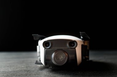 Istanbul, Türkiye - 3 Temmuz 2018: Bir 3-eksenli gimbal ile DJI indeks işlem Mavic hava - kompakt Drone ile 12 Mp 4k Hdr fotoğraf makinesi ile DJI indeks işlem tarafından monte. Kamera ve sensörler görüntüleyin. Teknolojik ekipman.