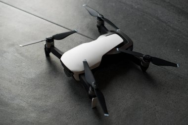 Istanbul, Türkiye - 3 Temmuz 2018: Bir 3-eksenli gimbal ile DJI indeks işlem Mavic hava - kompakt Drone ile 12 Mp 4k Hdr fotoğraf makinesi ile DJI indeks işlem tarafından monte. Kamera ve sensörler görüntüleyin. Teknolojik ekipman.