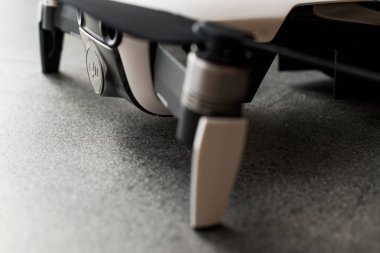 Istanbul, Türkiye - 3 Temmuz 2018: Bir 3-eksenli gimbal ile DJI indeks işlem Mavic hava - kompakt Drone ile 12 Mp 4k Hdr fotoğraf makinesi ile DJI indeks işlem tarafından monte. Kamera ve sensörler görüntüleyin. Teknolojik ekipman.