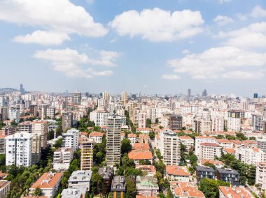 Kadıköy Istanbul'da apartman binaları ile Caddebostan Bağdat Caddesi'nin hava dron görünümü. Cityscape