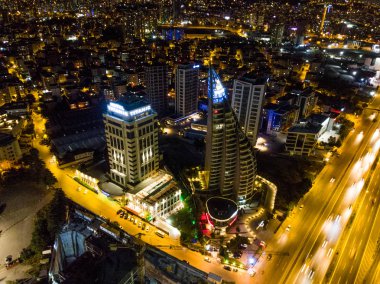 Istanbul, Türkiye - 23 Şubat 2018:Aerial gece görüş Istanbul Kartal E5 (D100) yolu. Cityscape.