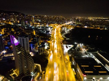 Istanbul, Türkiye - 23 Şubat 2018:Aerial gece görüş Istanbul Kartal E5 (D100) yolu. Cityscape.