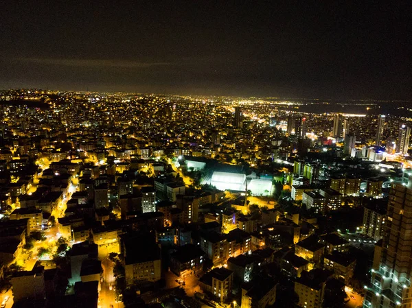 Istanbul, Türkiye - 23 Şubat 2018:Aerial gece görüş Istanbul Kartal E5 (D100) yolu. Cityscape.