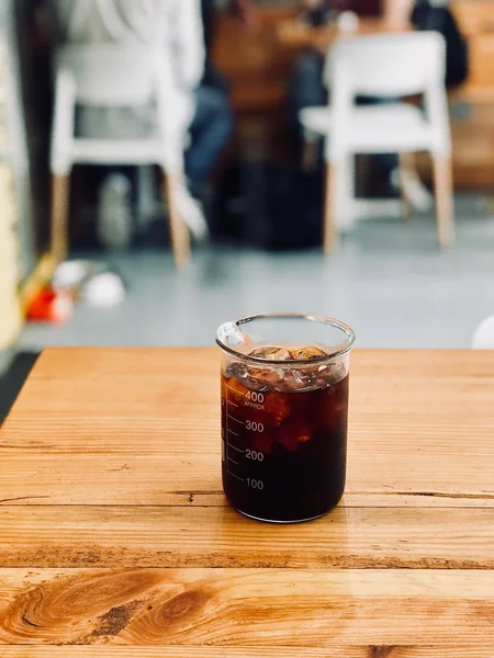 Café Cold Brew Con Hielo Taza Medir Mesa Madera Bebida — Foto de Stock