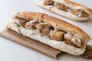 Türk sokak gıda Chop kızarmış midye / Midye Tava sandviçi. Geleneksel gıda.