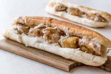 Türk sokak gıda Chop kızarmış midye / Midye Tava sandviçi. Geleneksel gıda.