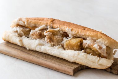 Türk sokak gıda Chop kızarmış midye / Midye Tava sandviçi. Geleneksel gıda.