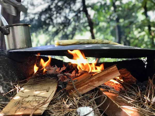 Török Élelmiszer Gozleme Főzött Tűzön Serpenyőben Erdőben Bioélelmiszerek — Stock Fotó