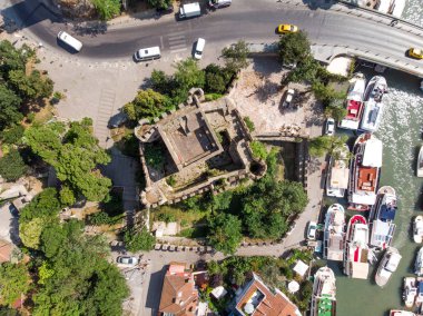 Istanbul Türkiye'de Anadolu kale havadan görünümü / Anadolu Hisarı / Birds Eye View. Tarihi bina.