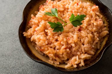 Ev yapımı domates pirinç seramik kase maydanoz ile / Pilav / pilav. Geleneksel organik gıda.