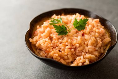 Ev yapımı domates pirinç seramik kase maydanoz ile / Pilav / pilav. Geleneksel organik gıda.