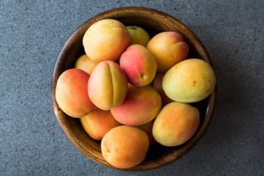 Ham olgun organik turuncu kayısı ahşap kase. Organik gıda.