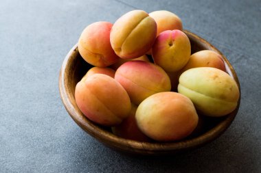 Ham olgun organik turuncu kayısı ahşap kase. Organik gıda.