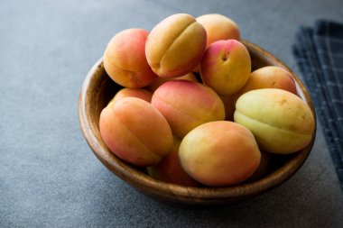 Ham olgun organik turuncu kayısı ahşap kase. Organik gıda.