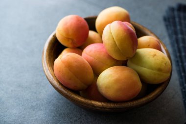 Ham olgun organik turuncu kayısı ahşap kase. Organik gıda.