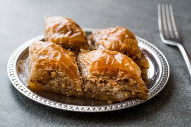 Gümüş tabak içinde cevizli ev yapımı Azerbajian Baklava / Pakhlava / Baklawa. Geleneksel tatlı.