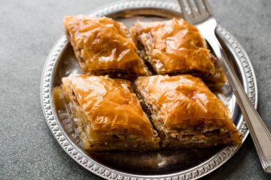 Gümüş tabak içinde cevizli ev yapımı Azerbajian Baklava / Pakhlava / Baklawa. Geleneksel tatlı.