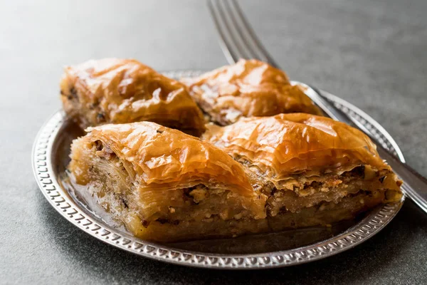 Hausgemachte Azerbajian Baklava Mit Walnuss Silberteller Pakhlava Baklawa Traditionelles Dessert — Stockfoto