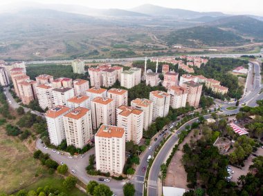 Hava dron bakış binalar Istanbul / Kartal Uğur Mumcu Aydos ormanı. Cityscape.