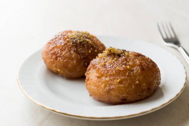 Türk Kemalpaşa peynir Tatlı / Lor patlıcan fıstık tozu ve şerbet ile. Geleneksel tatlı.