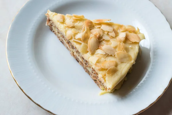 Кусок Шведского Миндального Пирога Подается Тарелкой Традиционный Органический Десерт — стоковое фото
