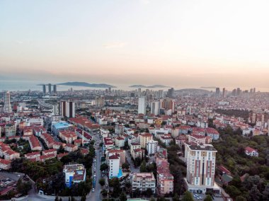 Plansız kentleşme Istanbul Kartal Yakacık hava dron görünümü. Cityscape