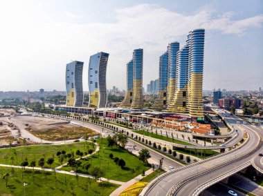 Istanbul, Türkiye - 23 Şubat 2018: Hava dron Istmarina gökdelenler Avm alışveriş merkezi Istanbul Kartal'bir bakış. Konsept.