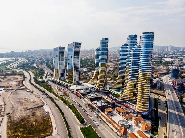 Istanbul, Türkiye - 23 Şubat 2018: Hava dron Istmarina gökdelenler Avm alışveriş merkezi Istanbul Kartal'bir bakış. Konsept.