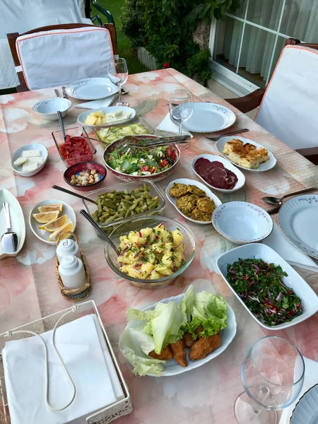 Turkisk Mat Sommar Lunch Bordet Trädgården Med Olivolja Grönsaker Potatissallad — Stockfoto