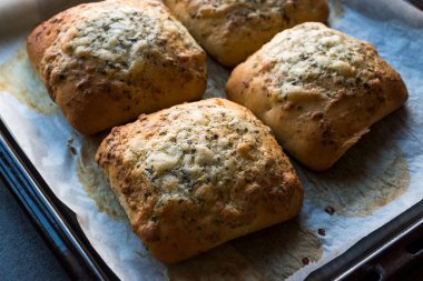 Kare sarımsaklı ekmek peynir ve otlar fırın tepsisi fırından yeni çıkmış. Organik gıda