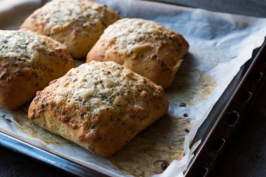 Kare sarımsaklı ekmek peynir ve otlar fırın tepsisi fırından yeni çıkmış. Organik gıda