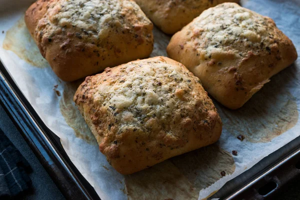 Pão Alho Quadrado Recém Assado Com Queijo Ervas Bandeja Forno — Fotografia de Stock