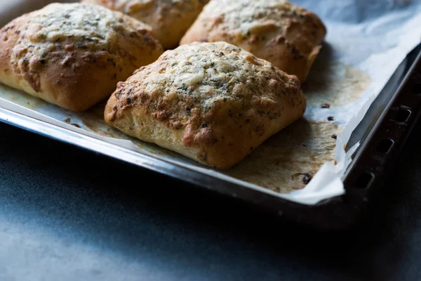 Pão Alho Quadrado Recém Assado Com Queijo Ervas Bandeja Forno — Fotografia de Stock