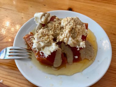 Tahin, krema tereyağı ve ceviz tozu ile Türk kabak tatlısı / pizza Kabak patlıcan. Geleneksel tatlı.