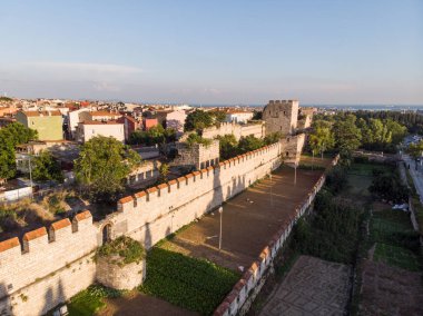 Hava dron görünümü antik Konstantinopolis'ın Istanbul'duvarlar / Bizans İstanbul'giriş Belgrad'a adamıştır. Tarihi yapısı.