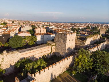 Hava dron görünümü antik Konstantinopolis'ın Istanbul'duvarlar / Bizans İstanbul'giriş Belgrad'a adamıştır. Tarihi yapısı.