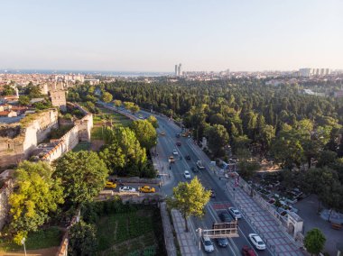 Hava dron görünümü antik Konstantinopolis'ın Istanbul'duvarlar / Bizans İstanbul'giriş Belgrad'a adamıştır. Tarihi yapısı.
